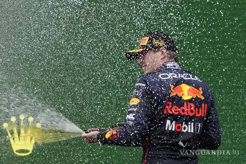 $!El piloto de Red Bull Max Verstappen celebra en el podio después de ganar el Gran Premio de Fórmula Uno de Emilia Romagna.