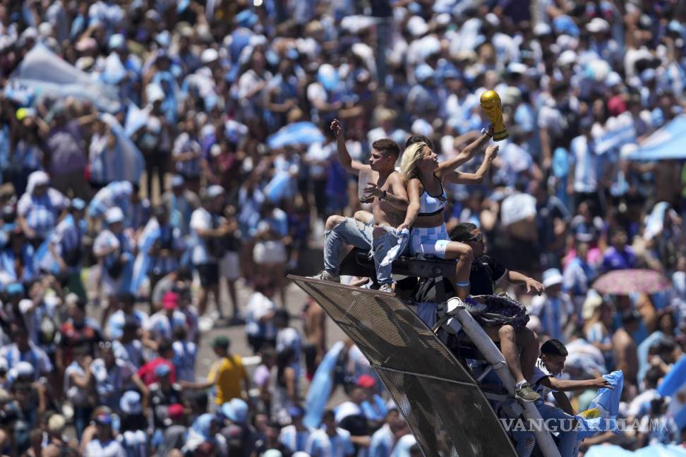 $!Los fanáticos del fútbol dan la bienvenida a casa a la selección argentina de fútbol después de que ganó el título de la Copa del Mundo, en Buenos Aires, Argentina.