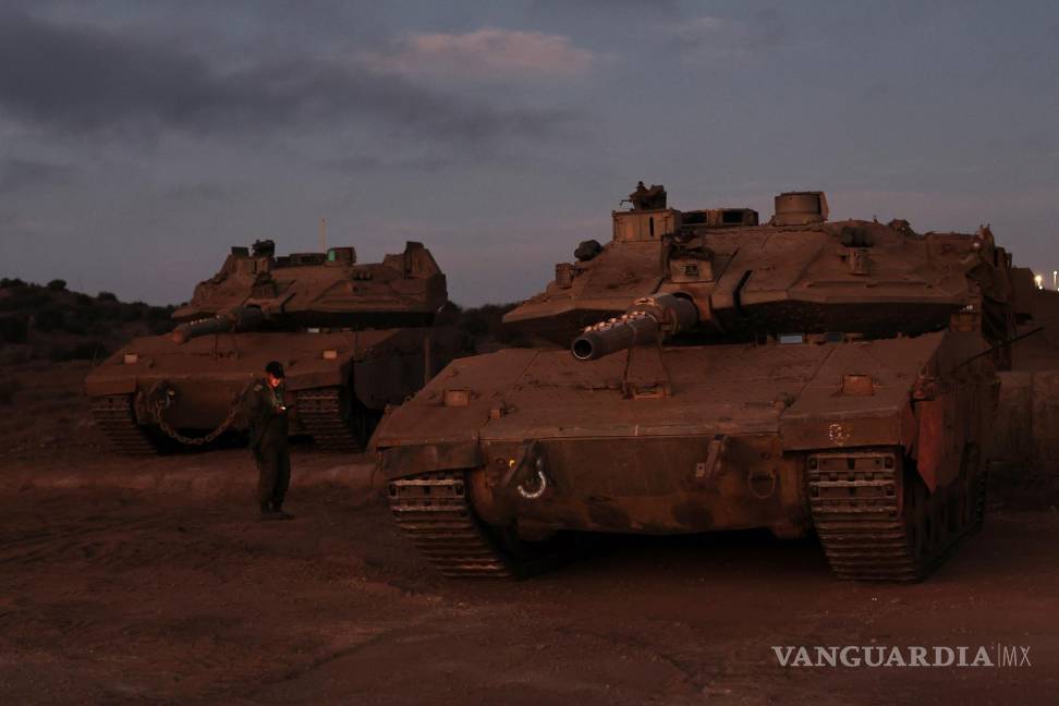 $!Un soldado israelí junto a tanques esperando ser transportados después de un día de entrenamiento en el centro de los Altos del Golán anexados por Israel.