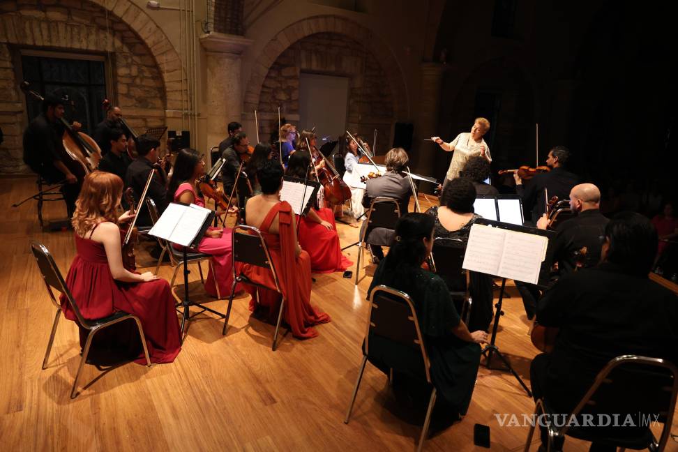 $!El multipremiado compositor Ari Barack Fisher dirigió la Sonnenberg Suite junto a la Orquesta Metropolitana de Saltillo en el Museo de las Aves.