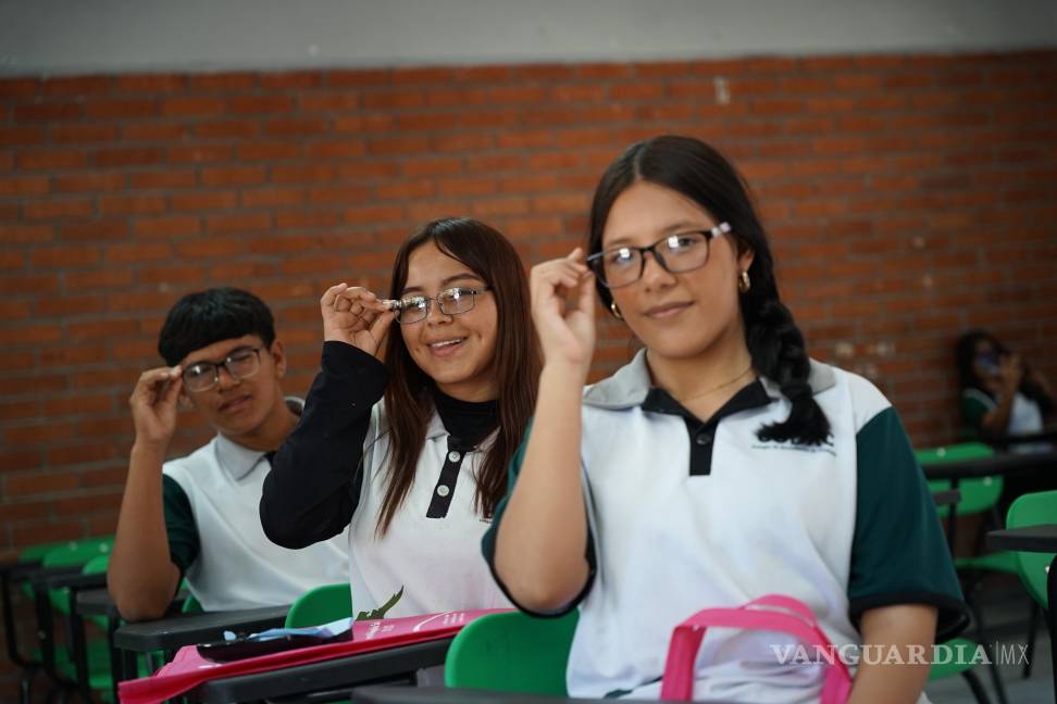 $!Más de 3 mil 563 lentes han sido entregados a personas de todas las edades, mejorando su salud visual y desempeño escolar o laboral.
