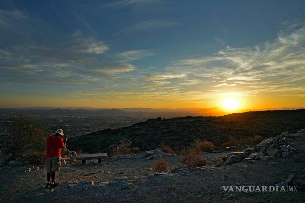 $!Un excursionista en el valle de South Mountain, Phoenix. Phoenix cerca de romper su propio récord de días consecutivos de máximas de al menos 110 grados.