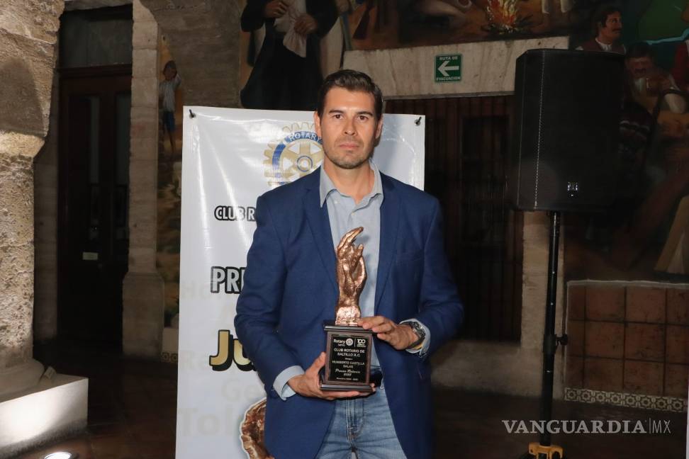 $!Antonio Dewey Pérez recibió la presea otorgada a su bisabuelo, Don Humberto Castilla Salas, en homenaje a su entrega comunitaria.