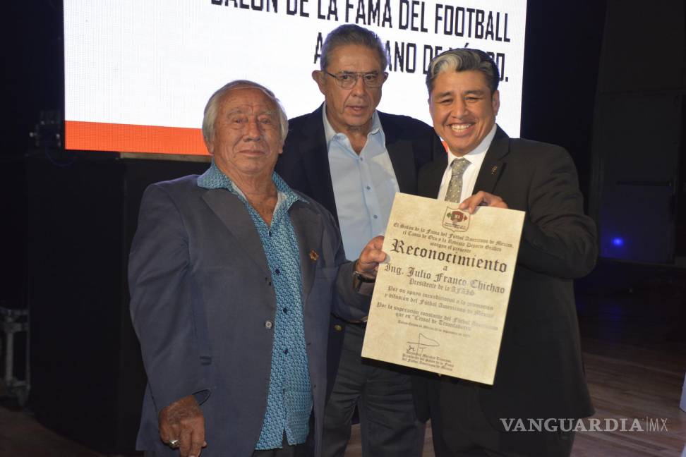 $!Alejandro Morales Troncoso Presidente del Salón de la Fama de México y José Vera Guzmán Presidente de la ONEFA entregaron un reconocimiento a Julio Franco Chichao presidente de la AFAIS.