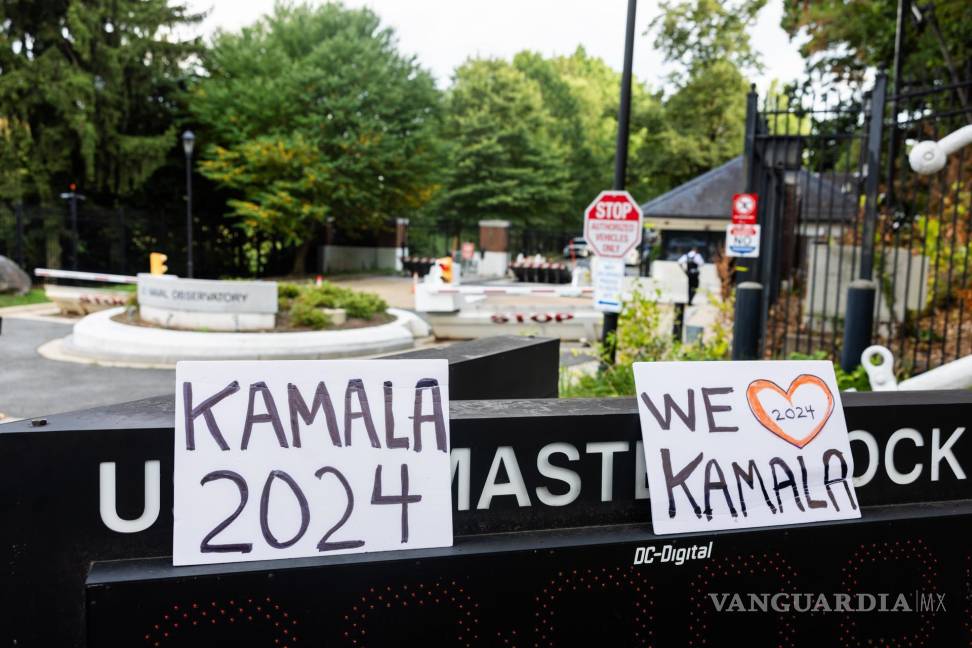 $!Carteles que apoyan a Kamala Harris fuera de la residencia de la vicepresidente después de que Joe Biden decidiera abandonar la carrera presidencial de 2024.