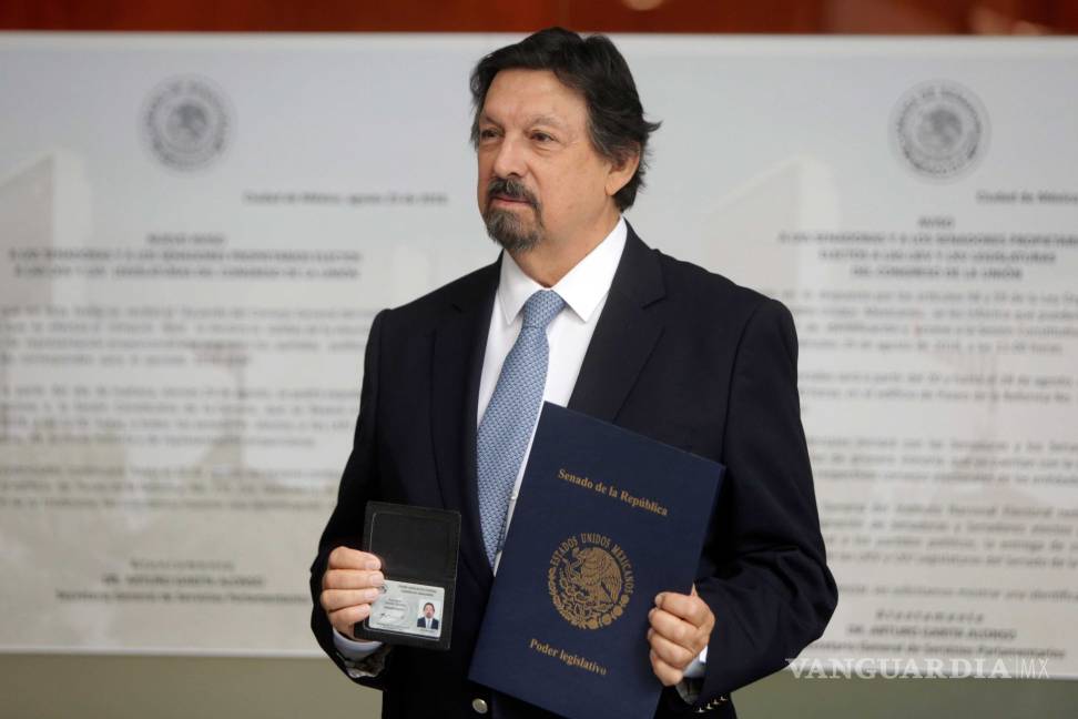 $!Después de 12 años, Napoleón Gómez Urrutia regresa a México para registrarse como senador