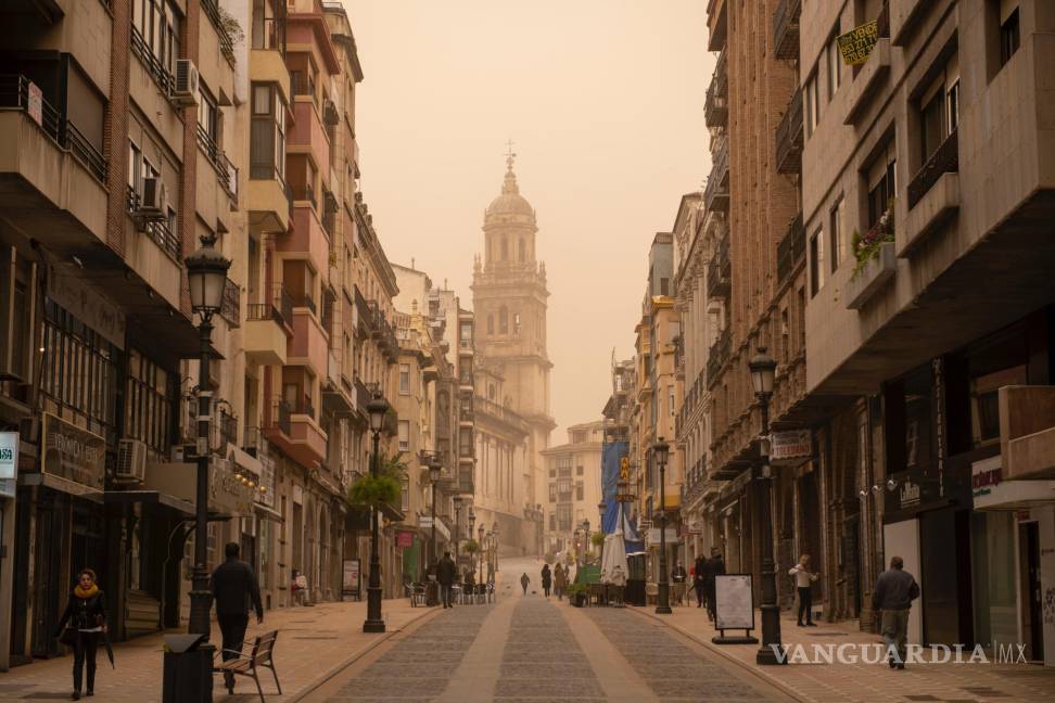 $!Vista de la calle Bernabé Soriano, con la catedral de Jaén al fondo que amaneció cubierta con el polvo que proviene del Sáhara.EFE/José Manuel Pedrosa