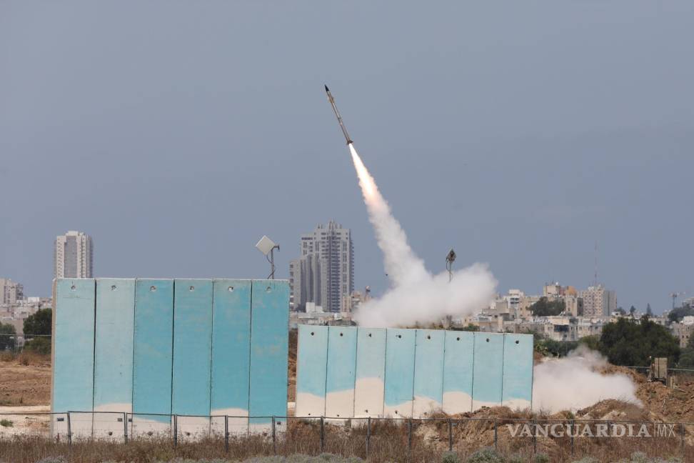 $!Lanzamiento de un misil cerca de la ciudad de Ashdod, en el sur de Israel, el sábado pasado.