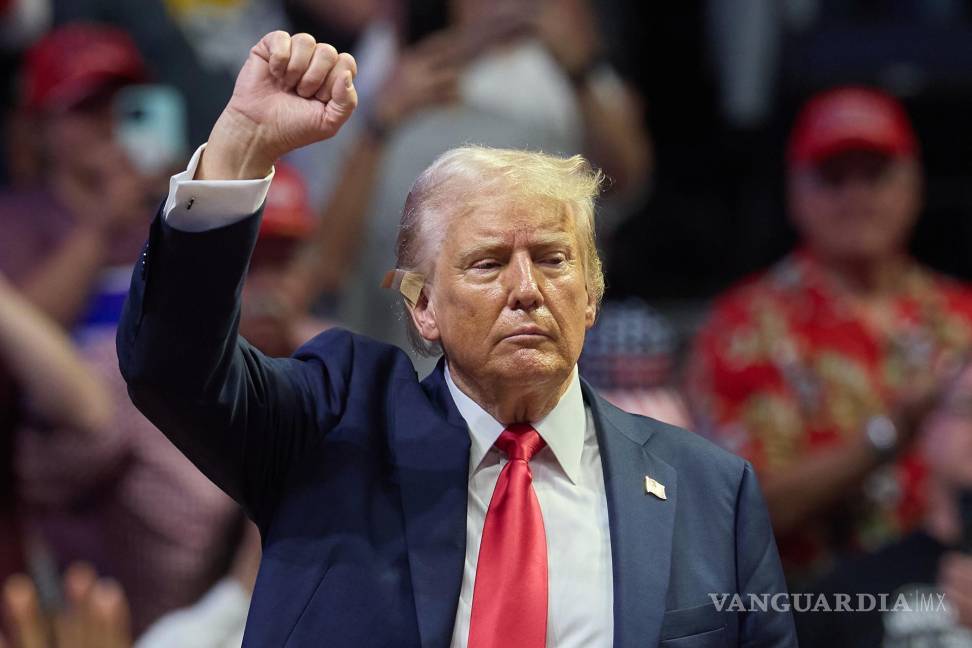 $!El candidato presidencial republicano Donald Trump levanta el puño después de hablar en un mitin en el Van Andel Arena de Grand Rapids, Michigan.