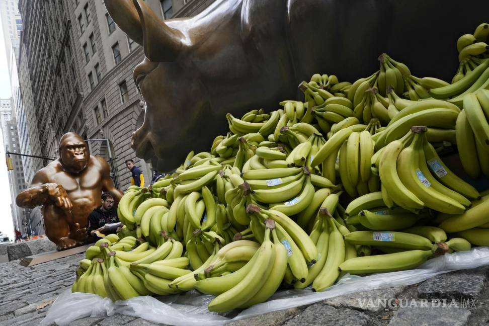 $!La estatua del gorila y los plátanos eran parte de una protesta contra disparidad de la riqueza. AP/Richard Drew