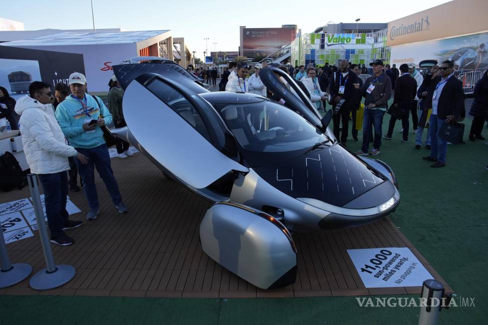 $!La gente observa un prototipo de vehículo eléctrico solar de Aptera Motors durante la feria tecnológica CES el martes 7 de enero de 2025, en Las Vegas.