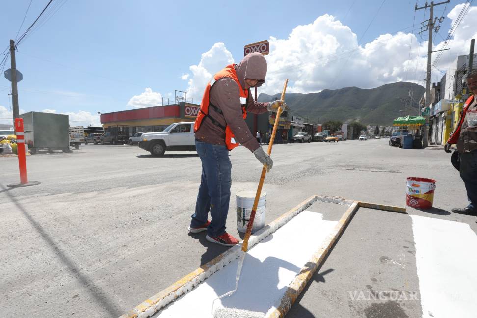 $!Se reforzó la seguridad vial con pintura en reductores de velocidad y cruces peatonales sobre el bulevar Las Teresitas.
