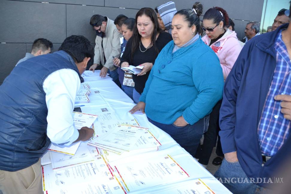$!Alcalde de Torreón entrega 4,800 concesiones a taxistas