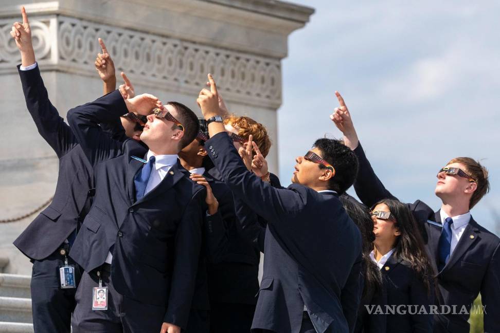 Así cautiva, maravilla y asombra el eclipse solar desde Mazatlán hasta la isla de Terranova (fotos)