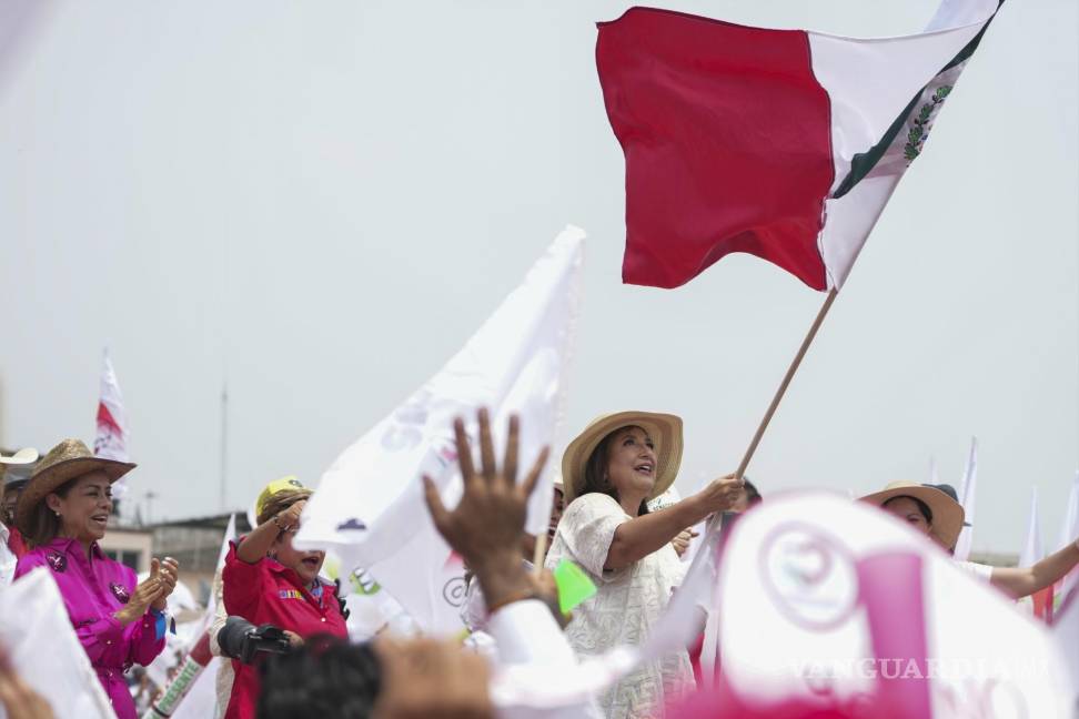 $!La candidata presidencial opositora Xóchitl Gálvez ondea una bandera mexicana en un acto de campaña en Los Reyes la Paz a las afueras de Ciudad de México.