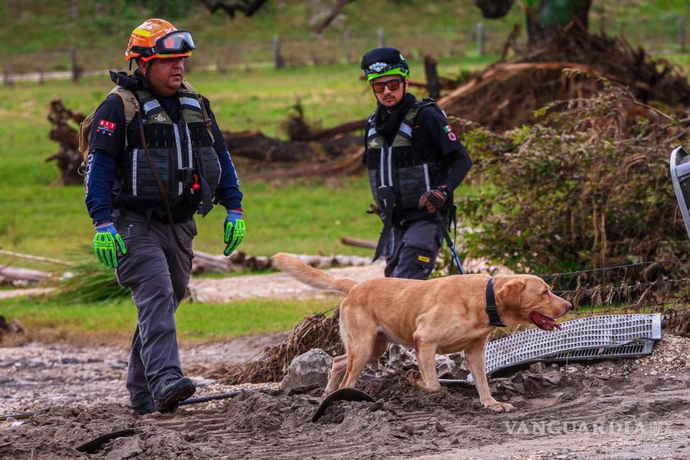 Elementos de Protección Civil de Nuevo León buscan a víctimas de inundaciones en Texas