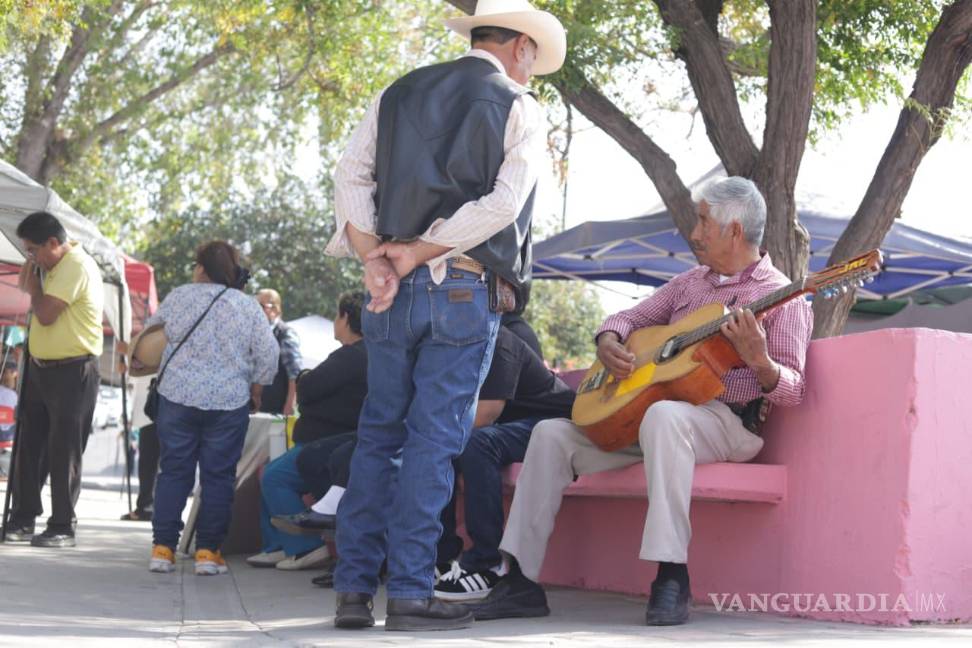 $!Instrumentistas se preparan antes del inicio de la misa, afinando melodías que llenaron el recinto.