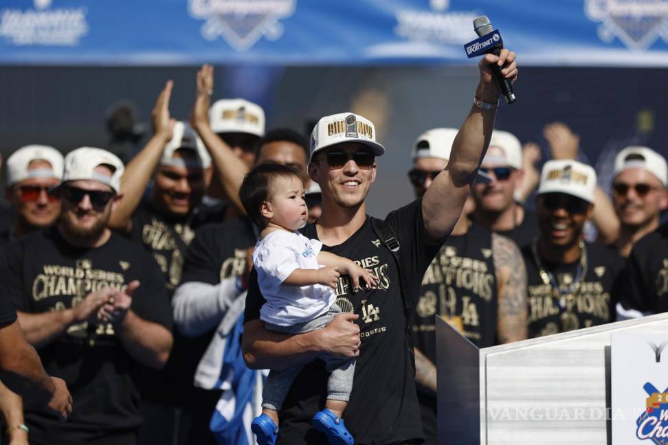 $!Tommy Edman habla durante la Ceremonia de Victoria de la Serie Mundial de los Dodgers de Los Ángeles en el Dodger Stadium en Los Ángeles, California.