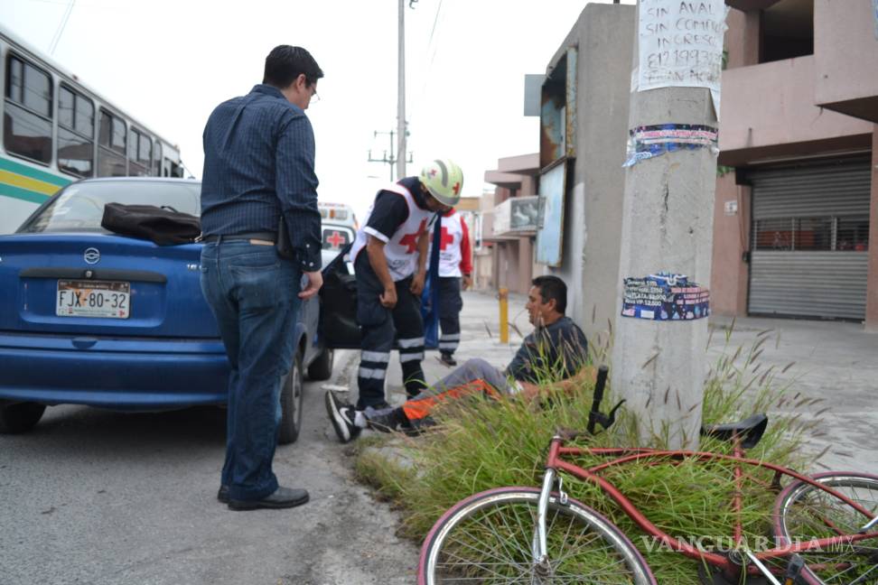No mide distancia y arrolla a un ciclista