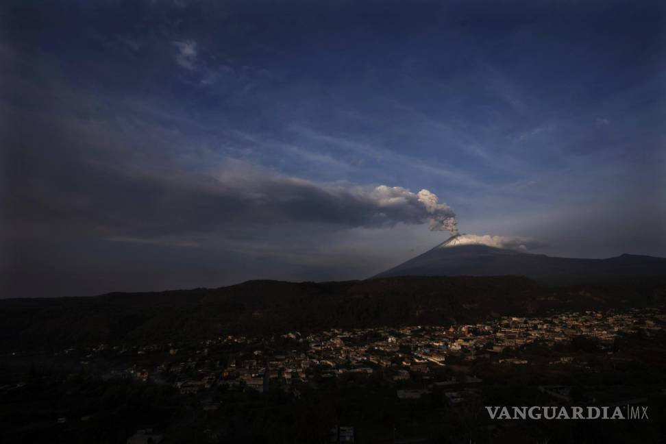 $!El volcán Popocatépetl arroja ceniza y vapor, visto desde Santiago Xalitzintla, México, el miércoles 24 de mayo de 2023.