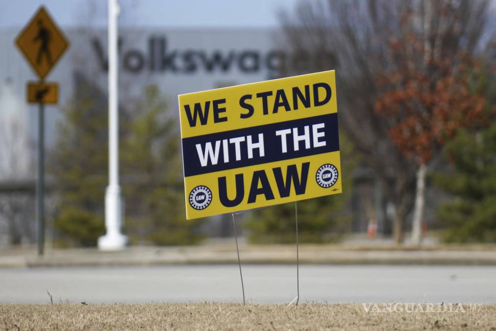 $!Un cartel que dice “Apoyamos a la UAW” está colocado afuera de la planta de Volkswagen en Chattanooga, Tennessee.