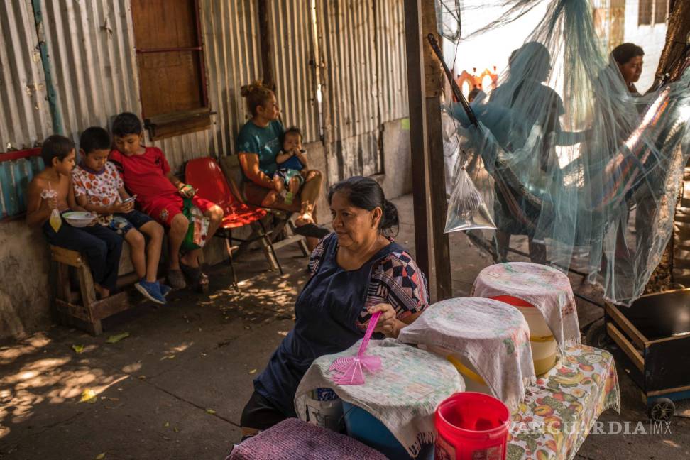 $!Sandra Elizabeth Inglés en su puesto de jugos, no lejos de su casa en el barrio Las Margaritas en San Salvador, El Salvador.