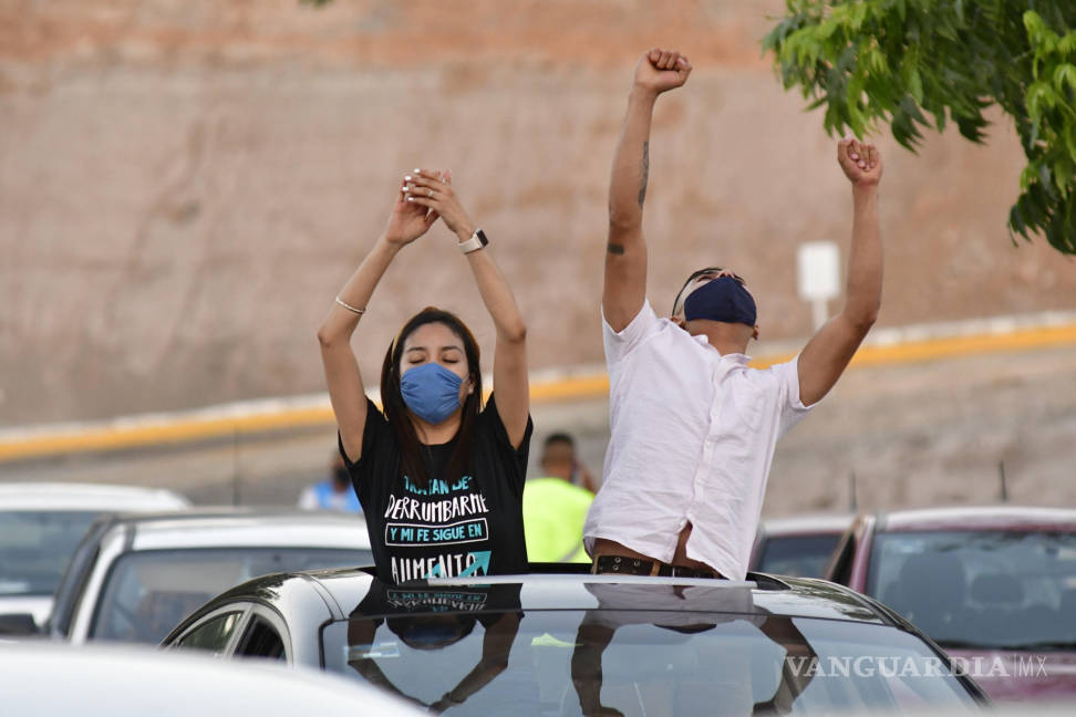 $!Escuchan saltillenses misa al aire libre sobre sus vehículos en estacionamiento de Cristo Vive