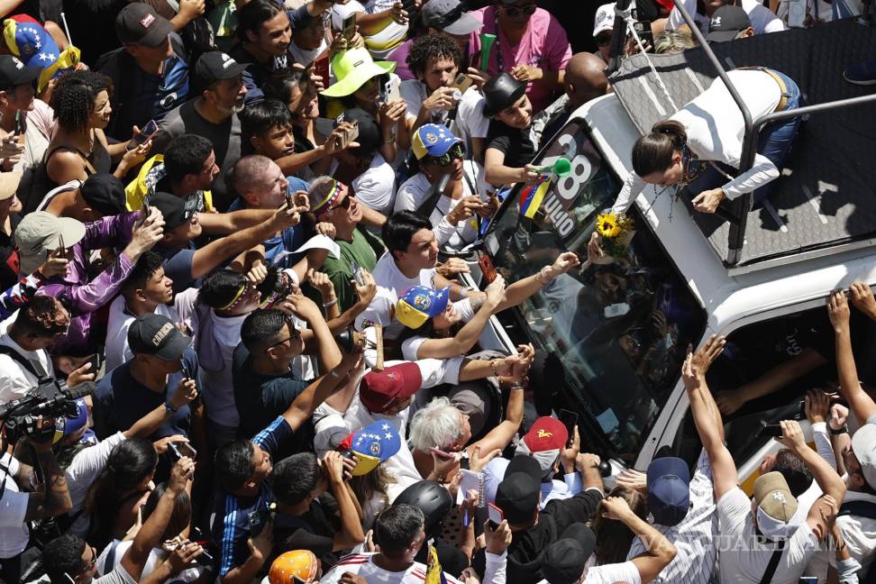 $!Miles de venezolanos protegieron con su presencia a la líder opositora, María Corina Machado.