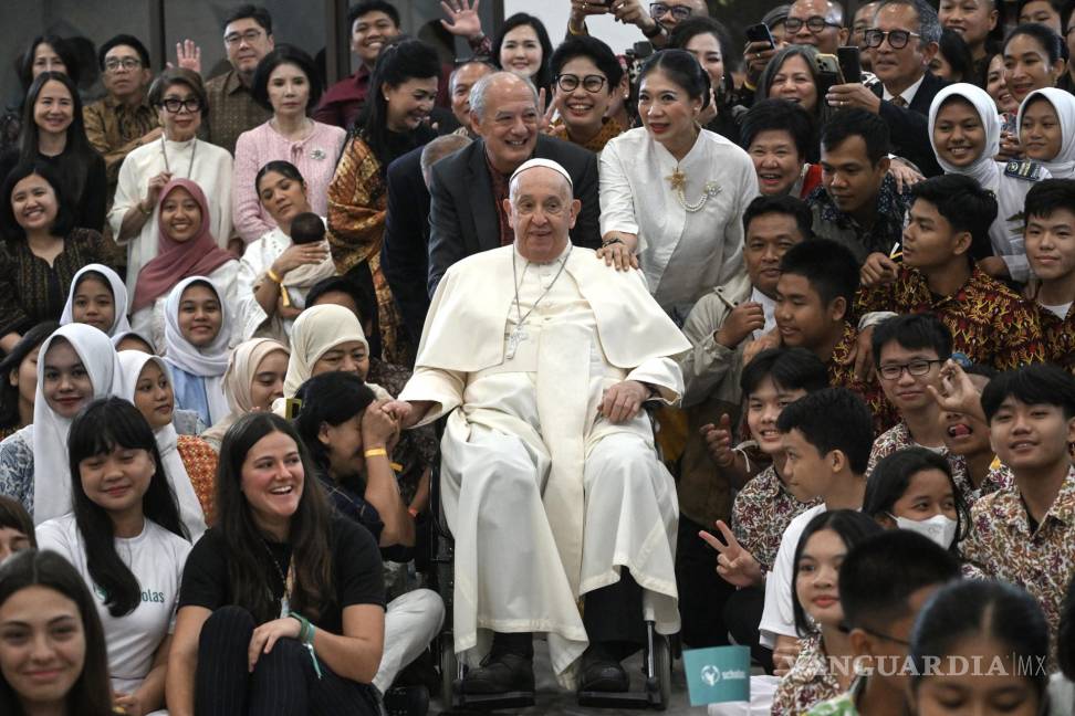 $!El Papa Francisco (C) asiste a un encuentro con jóvenes de Scholas Occurrentes en el Centro Juvenil Grha Pemuda, en Yakarta, Indonesia.