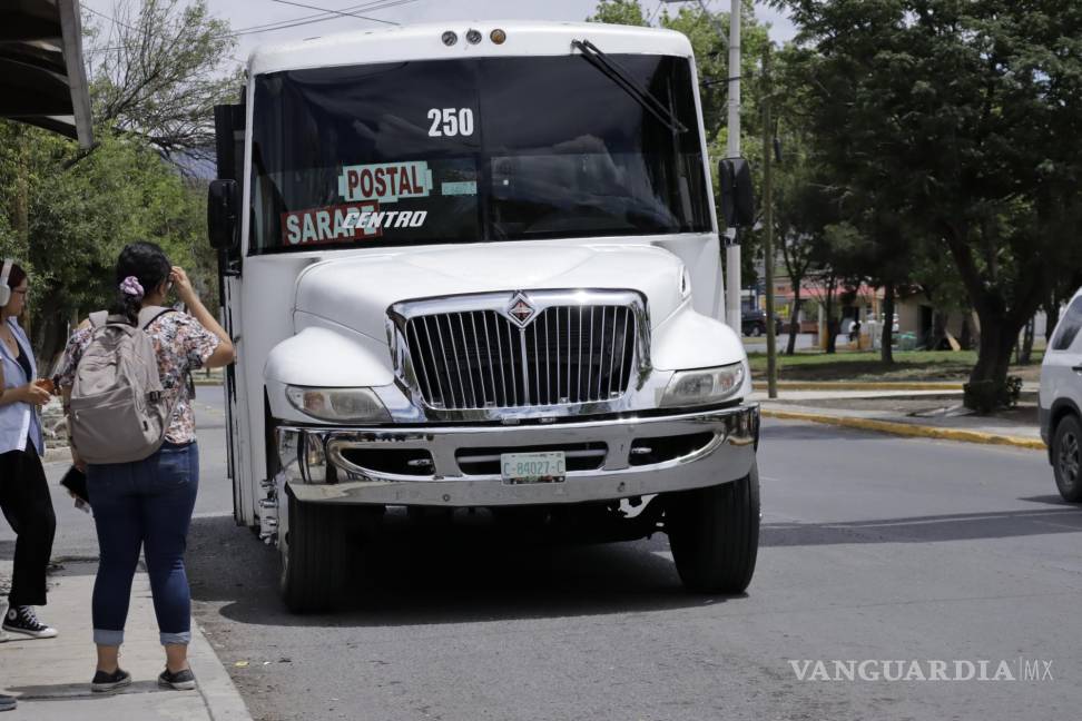$!Los usuarios se quejan de que las unidades tardan mucho en pasar y no tienen un horario regular.