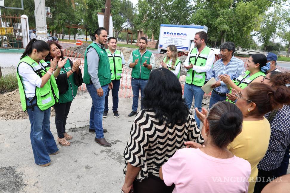 $!Ernesto Siller Torres (Desarrollo Social) y Roberto Rojas Oyervides (Distrito Centro) supervisaron la obra en el lugar.