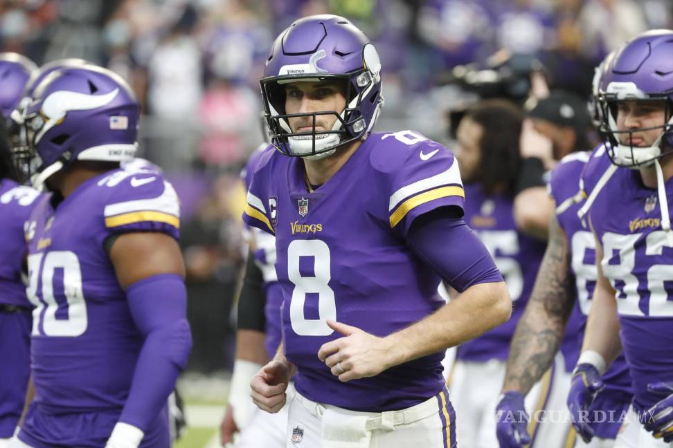 $!El quarterback de los Vikings de Minnesota Kirk Cousins (8) corre en el campo antes de un juego de NFL contra los Bears de Chicago.AP/Bruce Kluckhohn