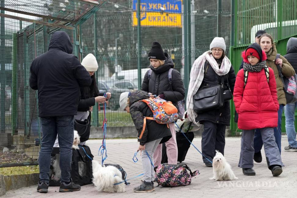 $!Familias y sus mascotas cruzan la frontera de Ucrania, con destino a Polonia.