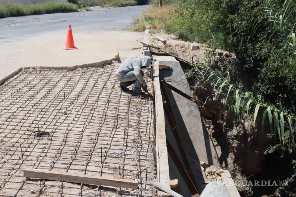 $!El personal municipal también intervino en calles y taludes del residencial San José y en colonias como Las Rosas para prevenir riesgos y mejorar la infraestructura urbana.