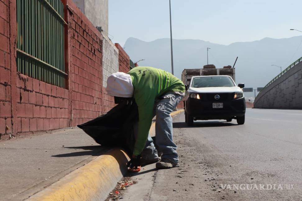 $!Se realizan labores de limpieza integral en arroyos, plazas públicas y camellones para reducir riesgos a la salud.