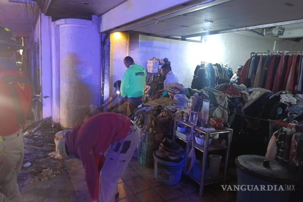 $!El humo alertó a los vecinos de la calle Treviño, quienes llamaron al 911.