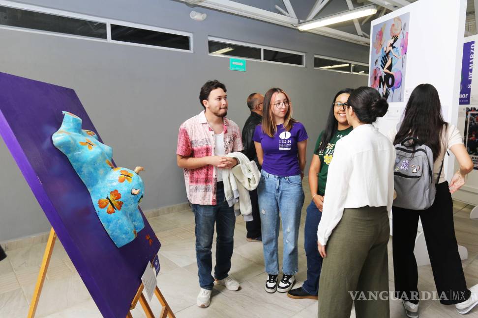 $!La exposición incluye obras realizadas por RUMA Arte y Comunidad y el Club Feminista de la AIDH, que transmiten emociones de sufrimiento y esperanza.