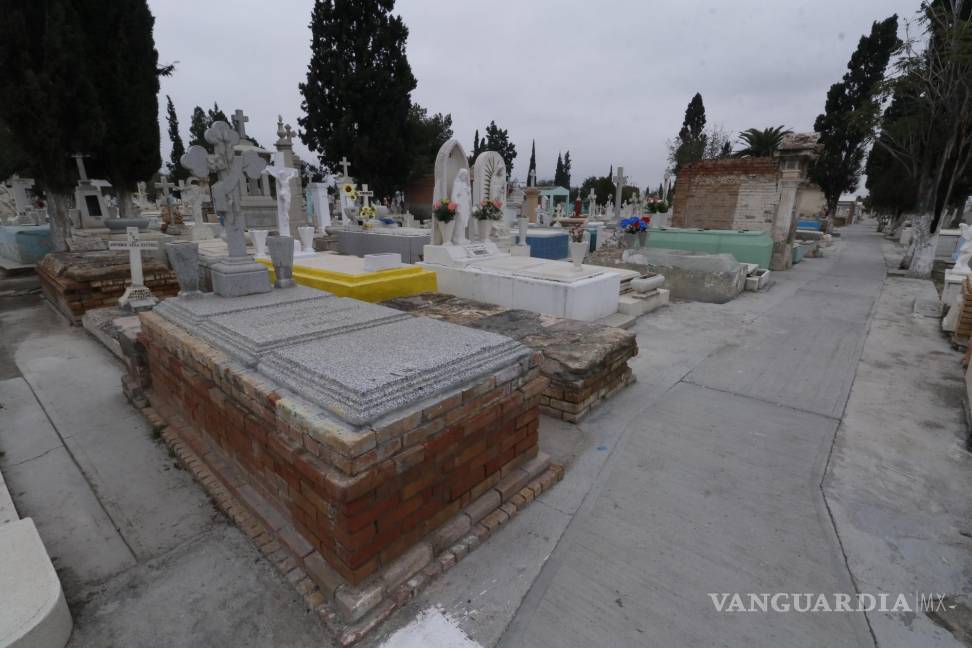 Entume frío venta de flores y visitas a los panteones en Saltillo