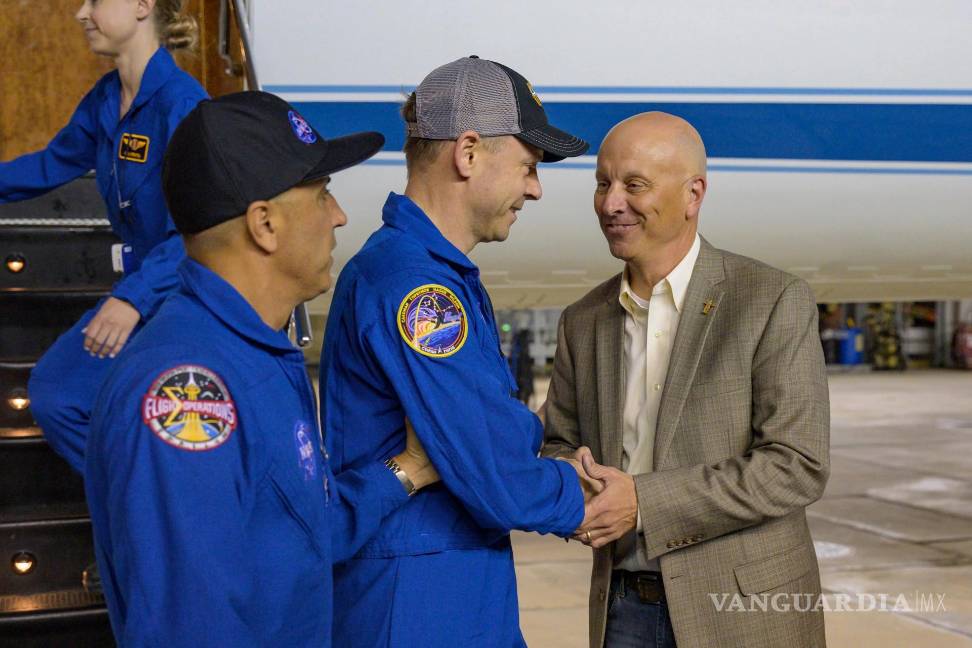 $!EL director interino de la NASA, Stephen A. Koerner (d), recibe al astronauta Nick Hague (c) a su llegada a las instalaciones del Campo Ellington en Houston, Texas.