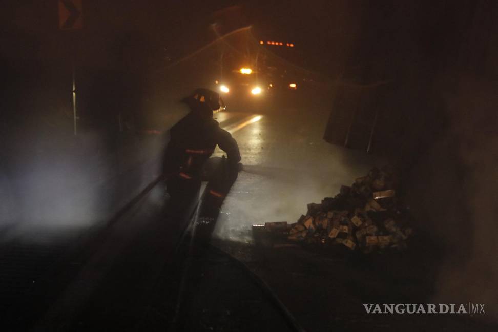 Se detiene el tráfico tras aparatoso choque e incendio en tramo Monterrey-Torreón