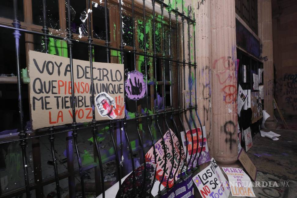 $![de Coahuila, las instalaciones del Congreso del Estado terminaron con pintas tras marcha por el 8M]