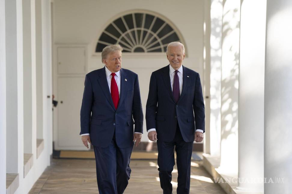 $!El presidente Joe Biden (d), camina hacia el Despacho Oval con el presidente electo Donald Trump en Washington.