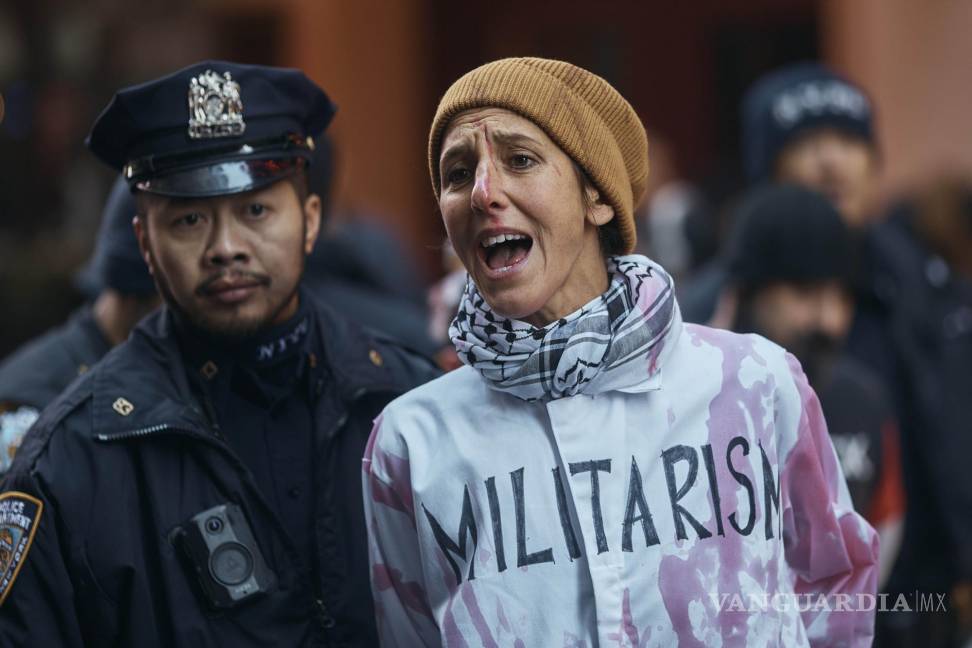 $!Un manifestante pro palestino es arrestado por la policía durante el desfile del Día de Acción de Gracias de Macy’s en Nueva York.