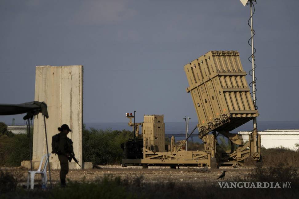 $!Una batería del sistema de misiles de defensa Cúpula de Hierro de Israel, desplegada para interceptar cohetes, se encuentra en Ashkelon, en el sur de Israel.