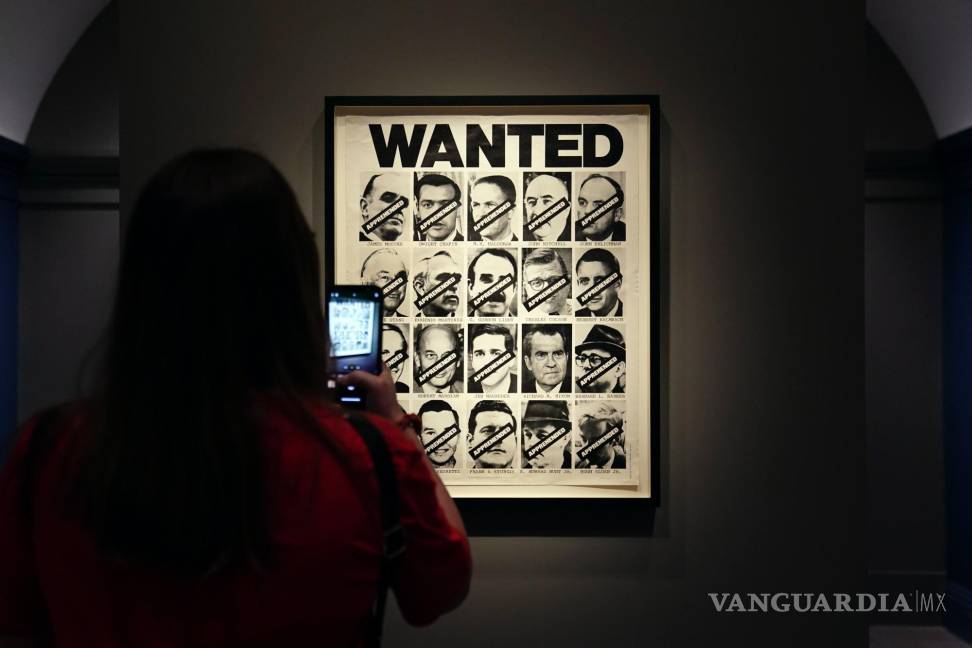 $!Un cartel de búsqueda con personas involucradas en el Watergate en la exposición ‘Watergate: Retrato e intriga’ en la Galería Nacional de Retratos en Washington.