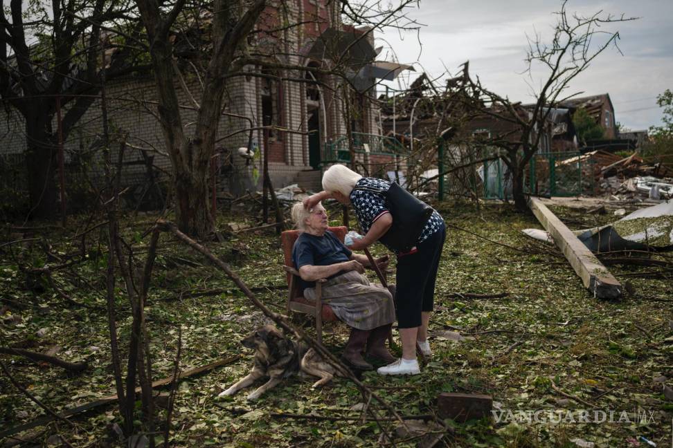 $!Elena Holovko, sentada entre los escombros tras recibir ayuda para abandonar su casa, que sufrió daños en un ataque con misiles, en Druzhkivka Ucrania.