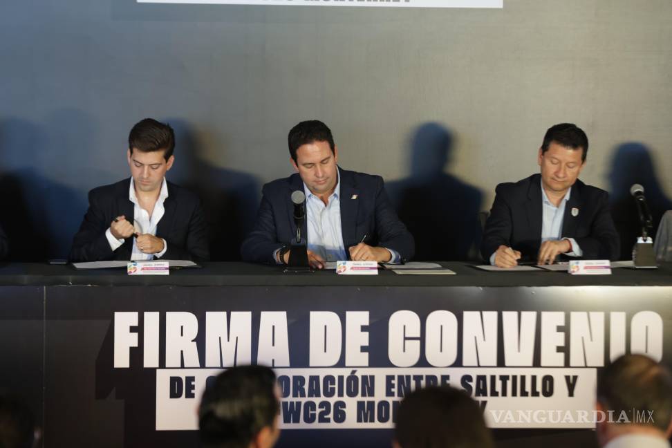 $!Funcionarios, empresarios y exjugadores participan en la firma del convenio, que busca posicionar a Saltillo como ciudad aliada de la sede Monterrey durante el Mundial.