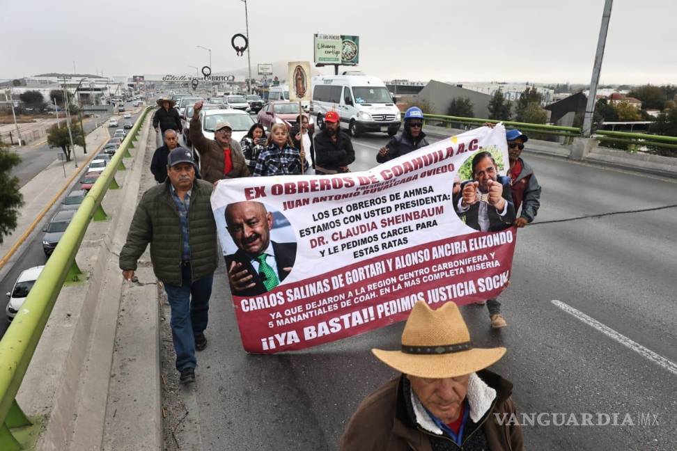 $!Participantes de la protesta llegaron al centro de Saltillo tras recorrer más de 100 kilómetros a pie.