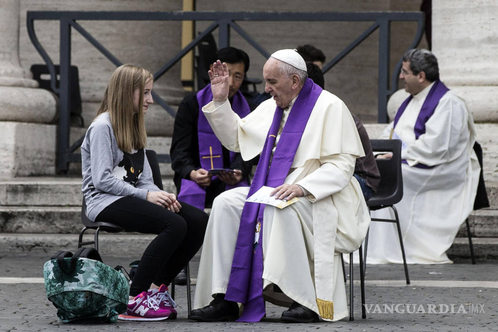 $!El Papa sorprende a adolescentes al presentarse como su confesor