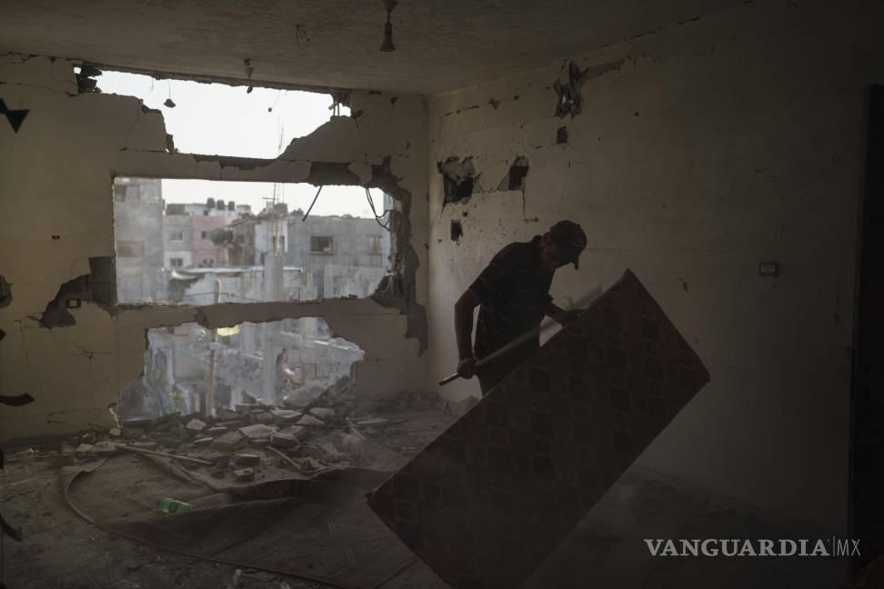 $!Un hombre limpia una habitación en la vivienda de la familia Nassir, muy dañada por los ataques aéreos en la guerra de 11 días entre Israel y Hamas, el grupo que controla Gaza, el viernes 11 de junio de 2021, en Beit Hanoun, en el norte de la Franja de Gaza. AP/Felipe Dana